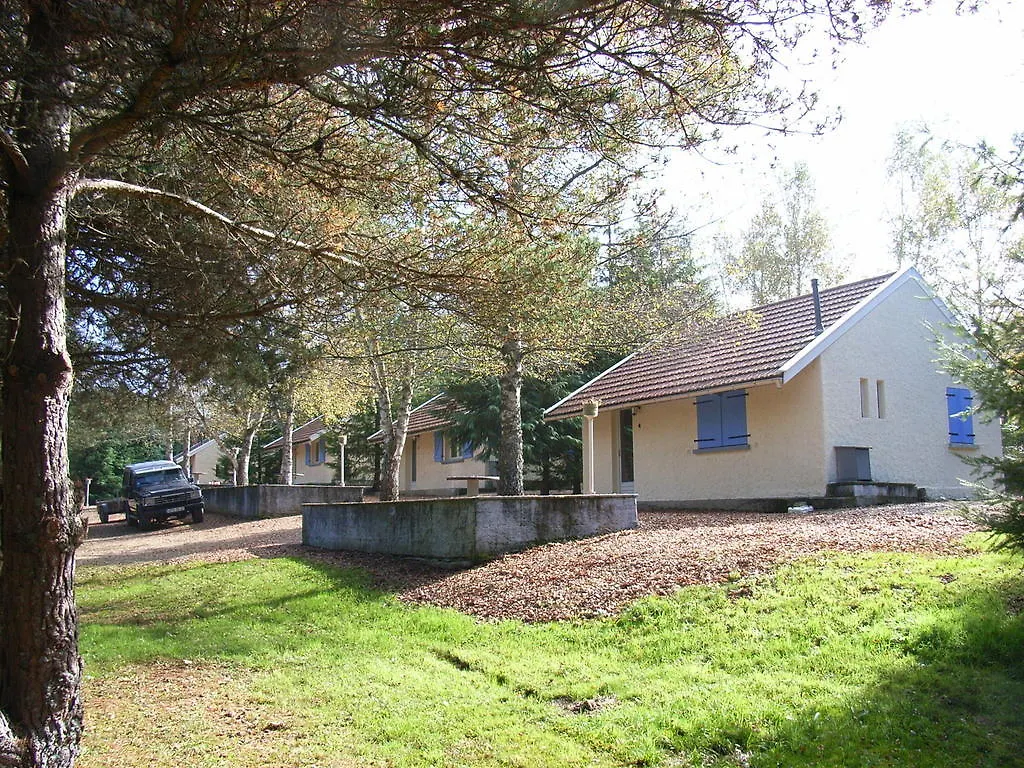 Le Paradou Camping & Gites Villa Saint-Priest-la-Prugne Campsite